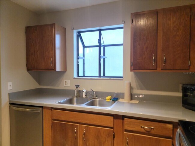 Building Photo - 2300 SW 43rd St