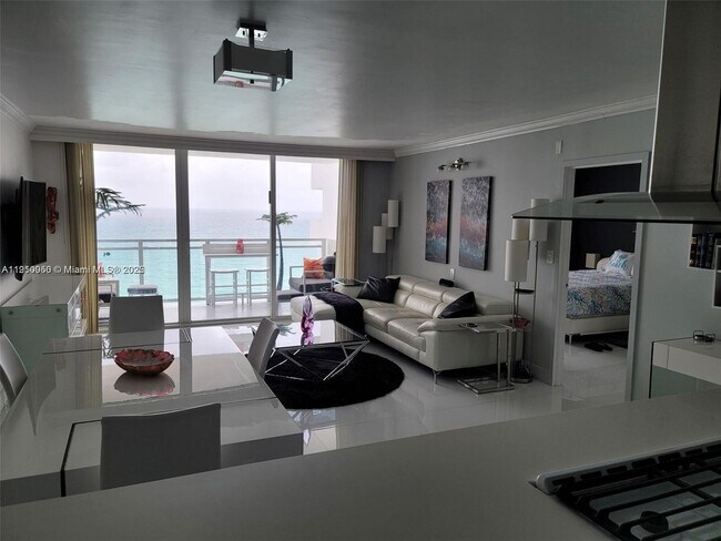 Building Photo - 2030 S Ocean Dr