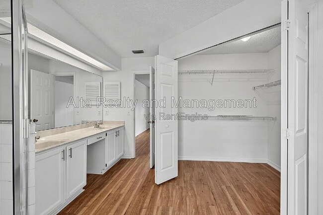 Building Photo - 8426 Country Bend Cir W