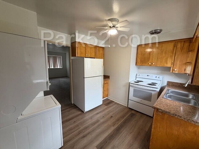 Building Photo - 602 N Huson St