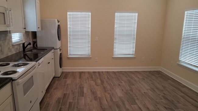 Building Photo - BEAUTIFUL STUDIO NEAR SORORITY ROW!!