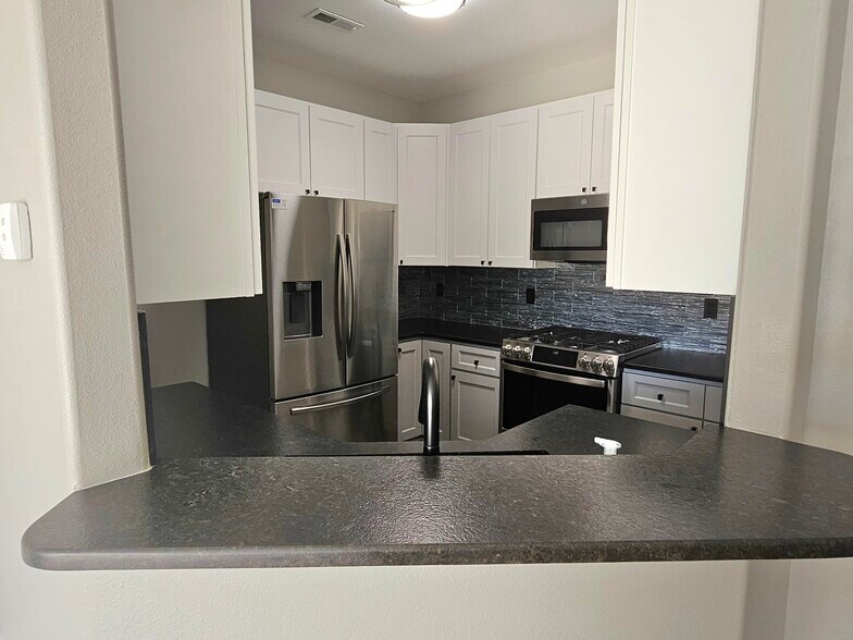 Building Photo - 5817 Fox Point Cir