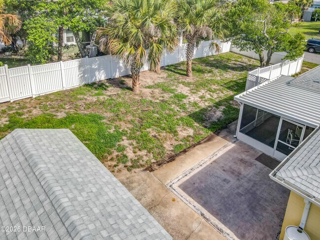 Building Photo - 1621 N Oleander Ave