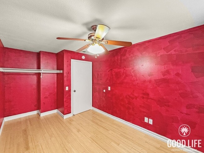 Building Photo - Spacious 3B/2.5BA Multi-Level Home in Redwood Village with Attached Garage, Private Patio & Commu...