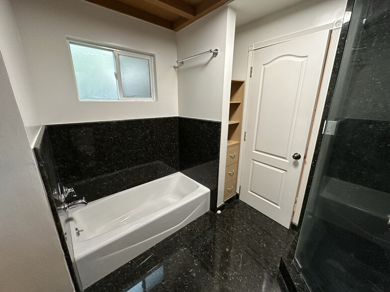 Master Bath Tub - 10807 Huston St