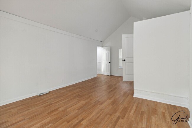 Building Photo - 4 Bedroom 2 Bath $1700