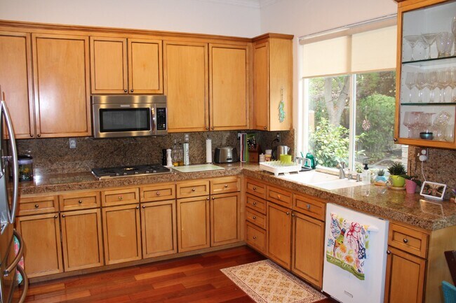 Building Photo - Gorgeous Single Story 3 Bedroom, 2 Bath wi...