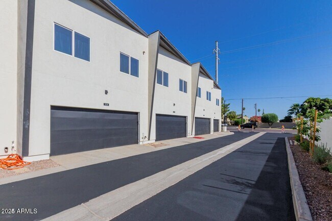 Building Photo - 3426 E University Dr