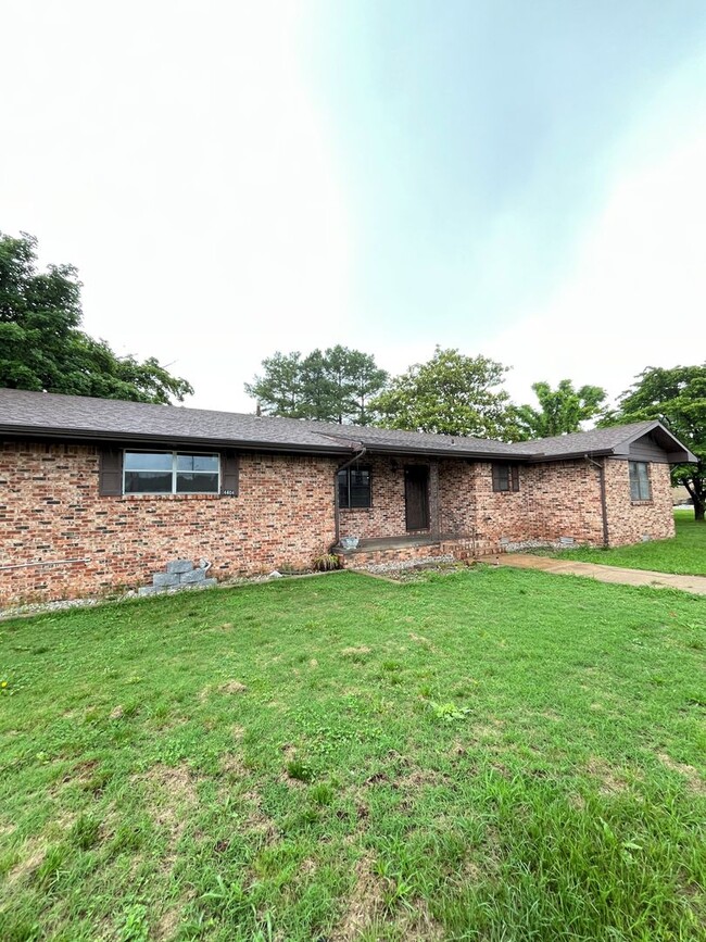 Building Photo - 3 bedroom 1. 5 bath home in Rogers / fence...