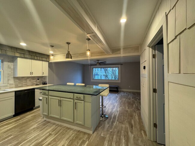 Primary Photo - 7281 Meadowlawn Dr