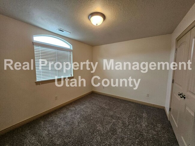 Building Photo - Orem Townhome Central to City Center