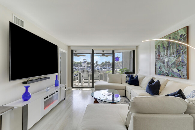 Building Photo - 515 Bay Colony Dr N