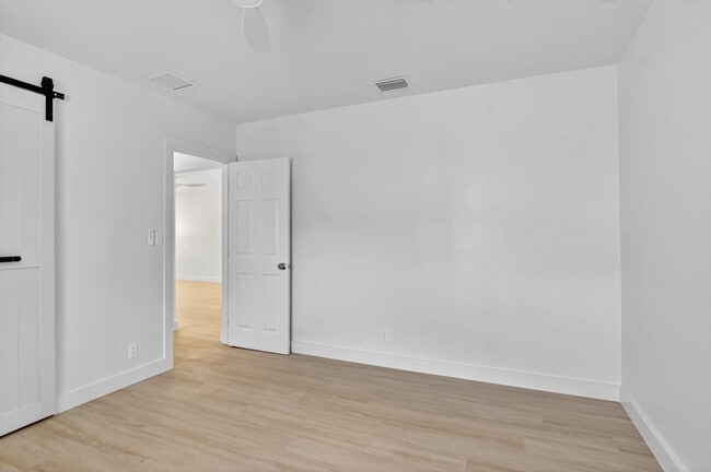 Building Photo - 529 NE 18th St