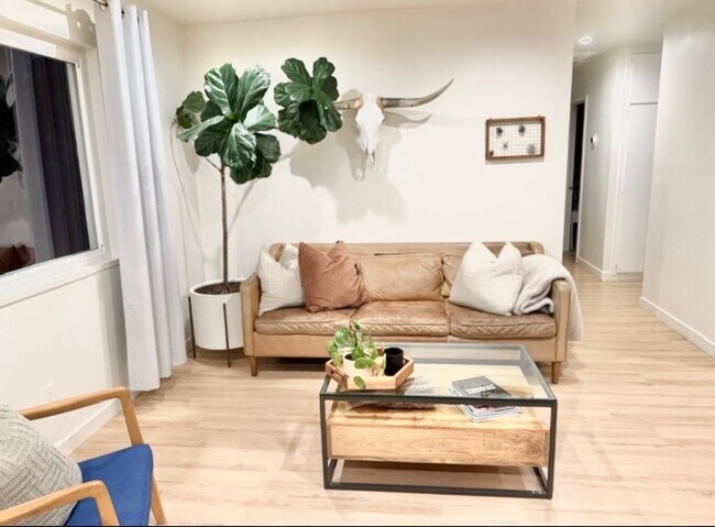 Building Photo - Coming soon! 06-15-26 Newly Remodeled Furnished Oceanside Retreat with Green Space Views 3 bedroo...
