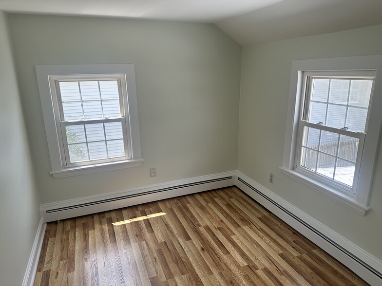 Building Photo - 324 Elm St