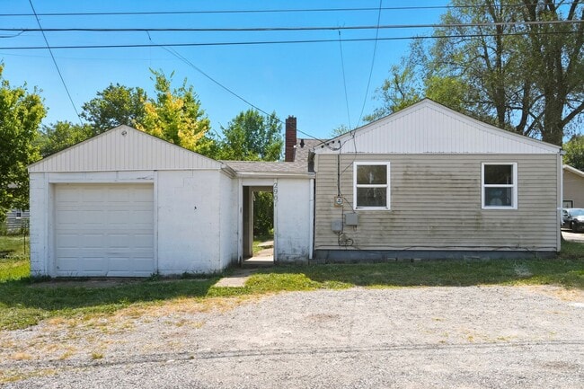 Building Photo - NEW LISTING! 2 BEDROOM HOME