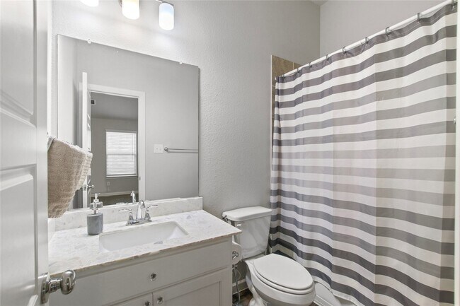 Building Photo - 1613 Wayback Dr