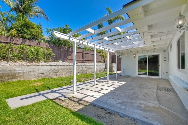 Building Photo - Stunning Single-Level Home