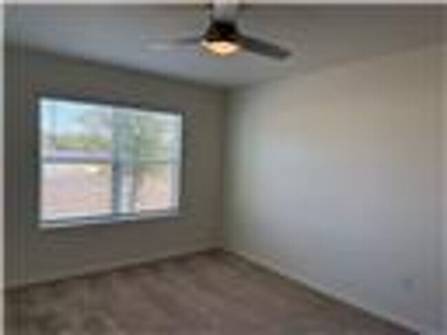 Building Photo - Tavares