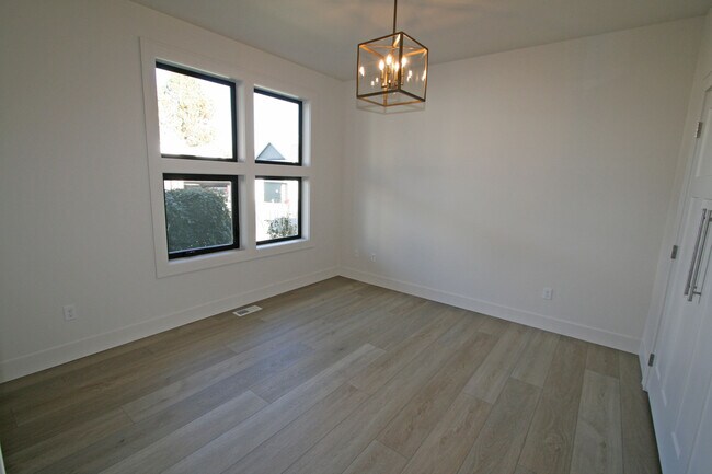 Building Photo - 713 W Willapa Ave