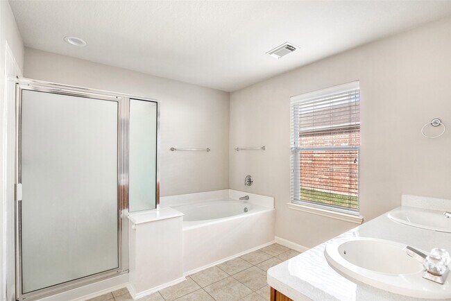 Building Photo - 2822 Foster Hill Dr