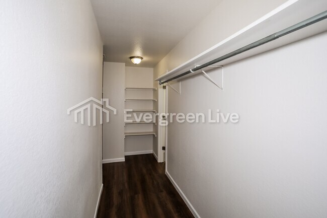 Building Photo - 1100 Beechwood Ln