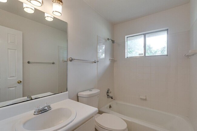 Building Photo - Amazing 4 bedroom 3 bathroom for rent!