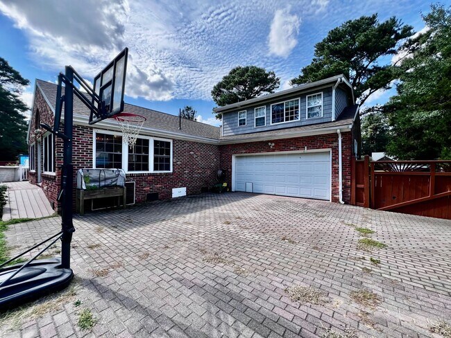 Building Photo - Love Where You Live in Lake Shores!