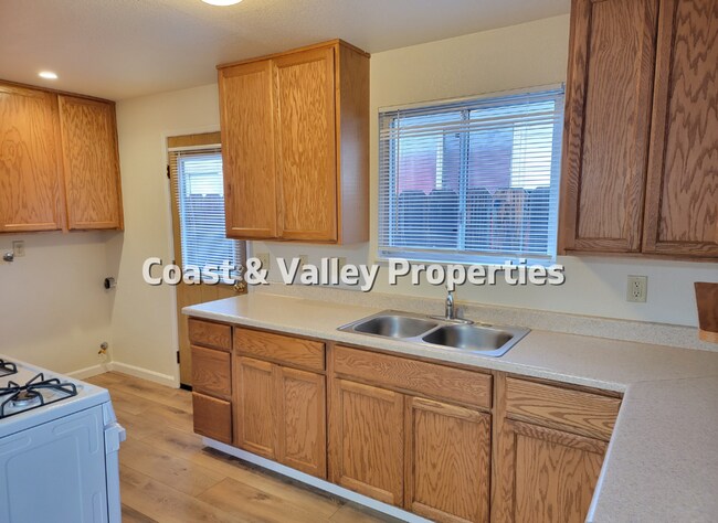 Building Photo - 1085 Sharon Dr