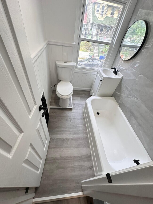 Building Photo - 109 S 7th Ave