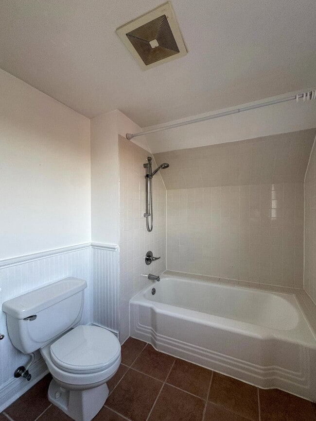 Building Photo - Stunning 4 Bed 4 Bath Haymount Home