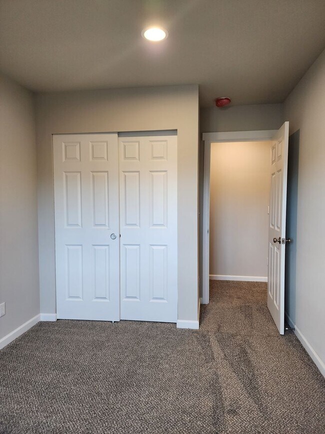Building Photo - 15603 View Dr Ct SE
