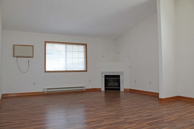 Building Photo - Two Bedroom Townhouse with Private Entranc...