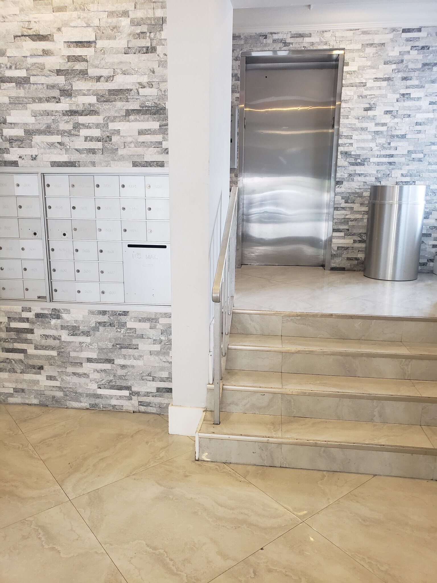 lobby - 2900 Banyan St