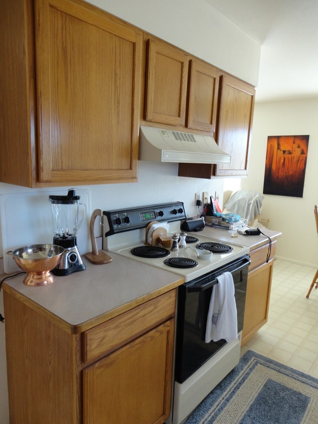 Building Photo - 425-427 E Lakeside Dr