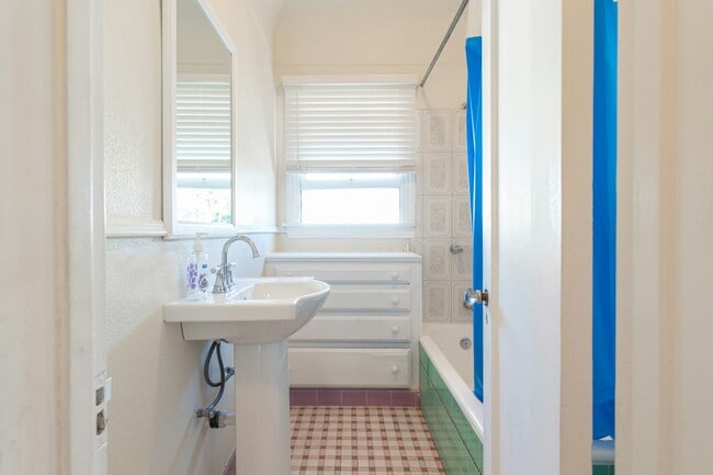 Building Photo - 358 Orange Ave