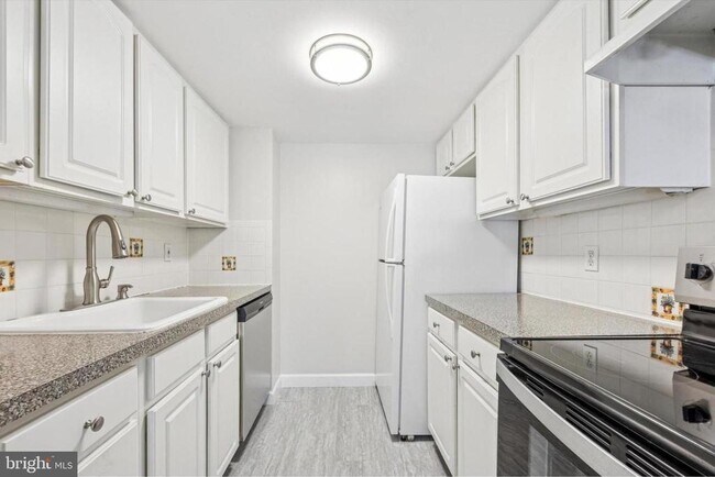 Building Photo - 800 Avondale Rd