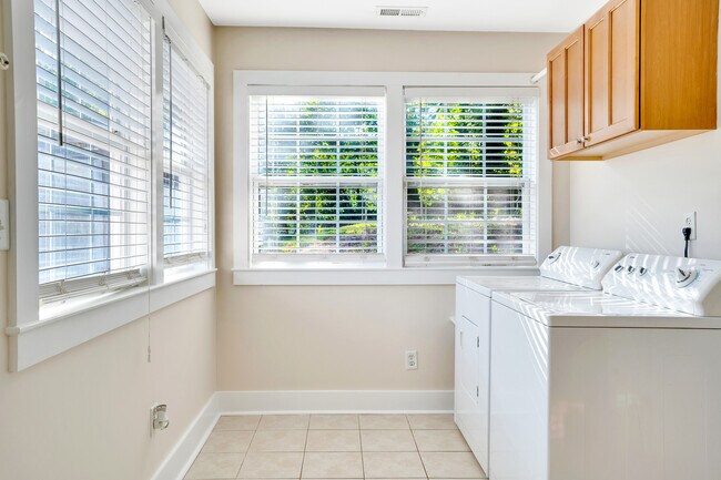 Building Photo - 1607 Knickerbocker Ave