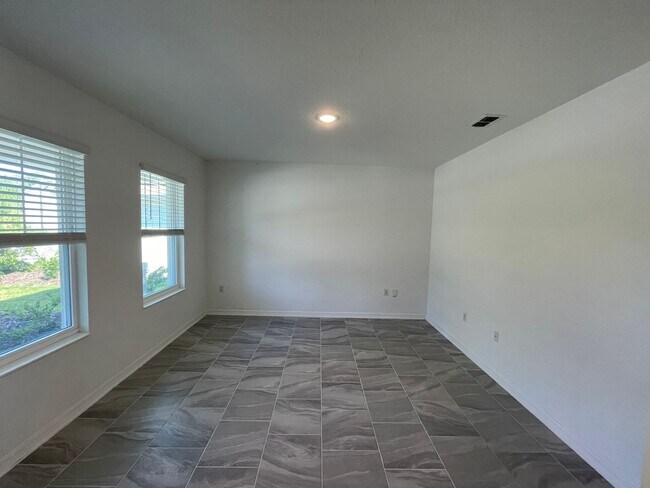 Building Photo - 4 Bedroom 2.5 Bathroom home located in Preserves at LPGA