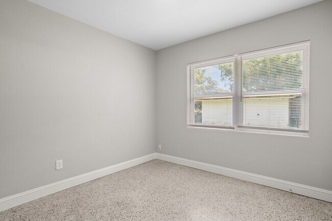 Building Photo - 613 Edgecliff Dr