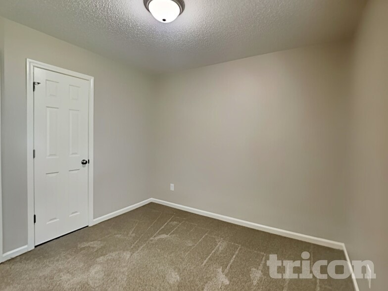 Building Photo - 1829 Mission Oaks St