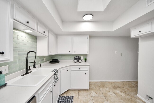 Building Photo - 18209 Vinland Dr