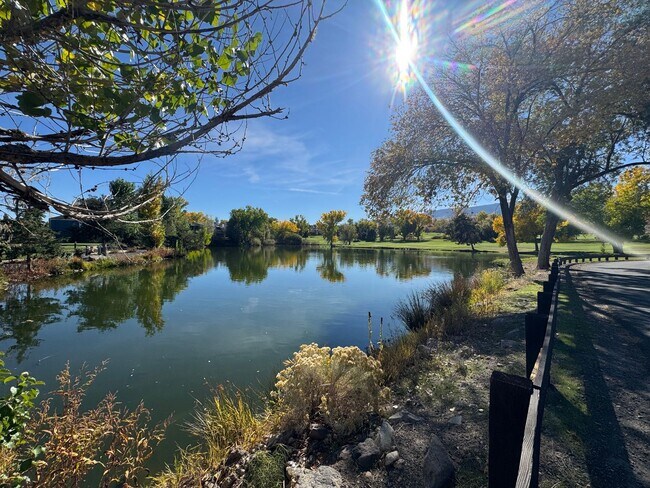 Building Photo - 1521 Golf Club Dr