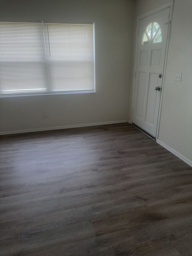 Building Photo - Remodeled 1/2 duplex on corner lot in St. Cloud