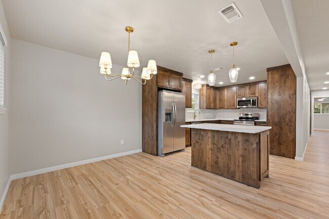 Building Photo - 2 Bed, 2 Bath Duplex