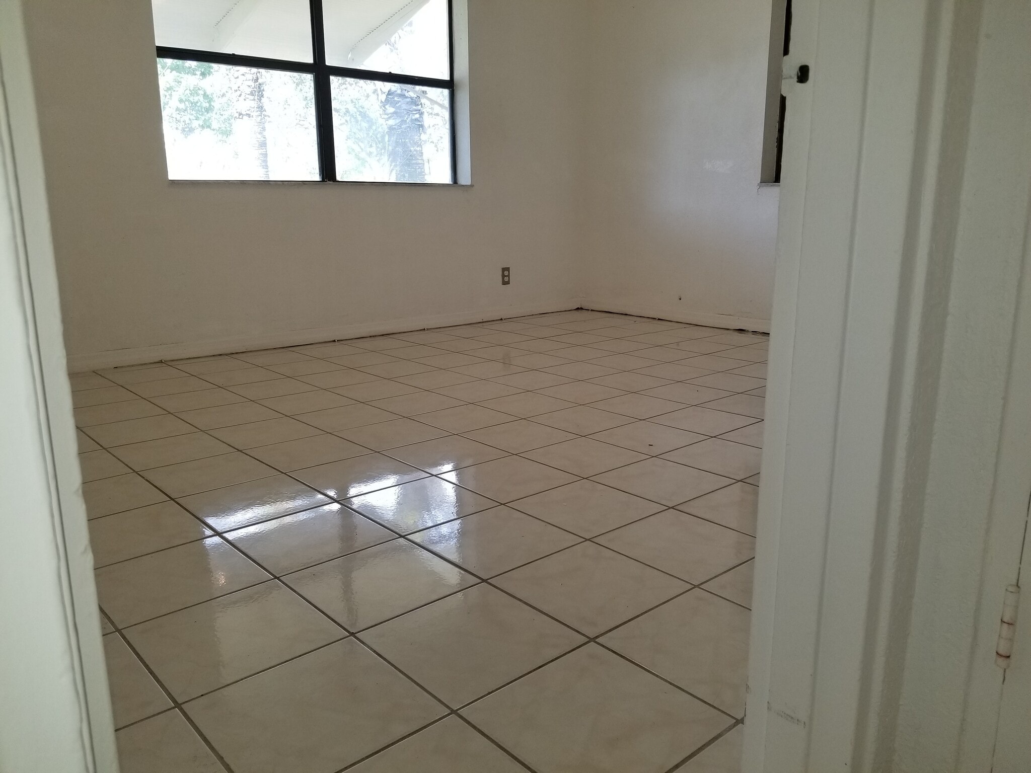 North Room1 - 2846 Van Buren St