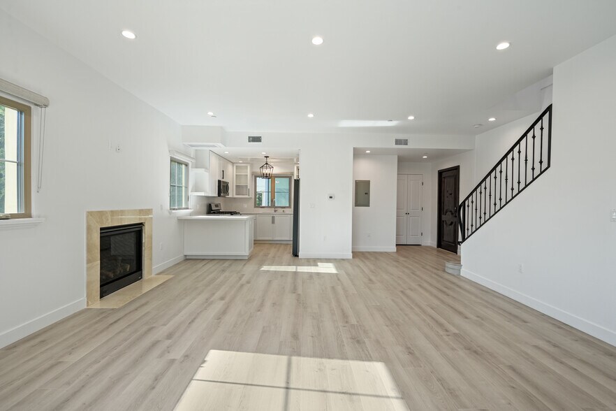 Building Photo - 11474 Moorpark St