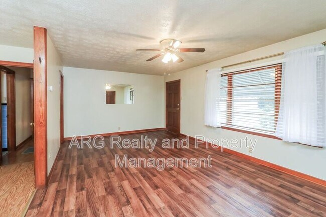 Building Photo - 6822 Wallis Dr
