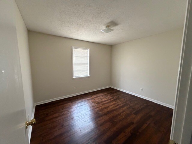 Building Photo - 601 Englewood Dr