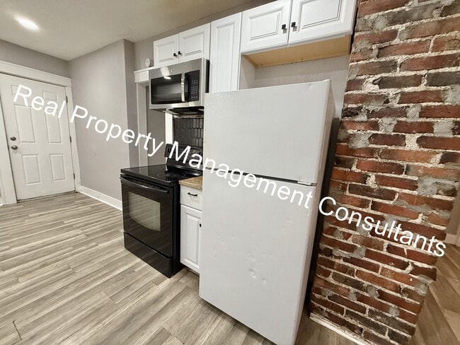 Building Photo - 3-Bedroom Home with Modern Updates Throughout